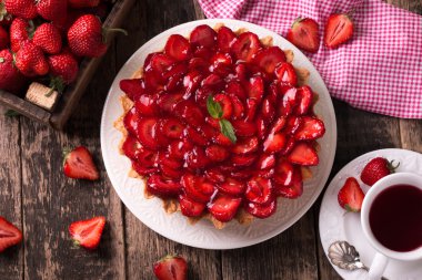 Çilek ve krema ahşap antika tablo ile tart