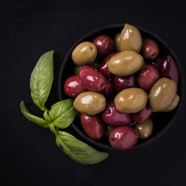 Fesleğen ile ahşap karanlık tabloda zeytin