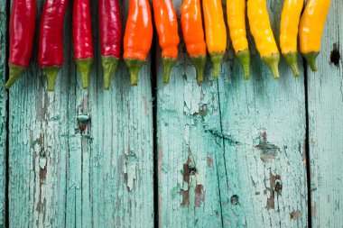 biber, eski ahşap arka plan üzerinde pek çok canlı renkler