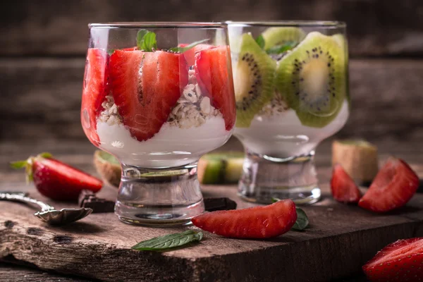 Desayuno saludable o merienda matutina con semillas de chía granola, fresas y kiwi, comida vegetariana, dieta y concepto de salud —  Fotos de Stock