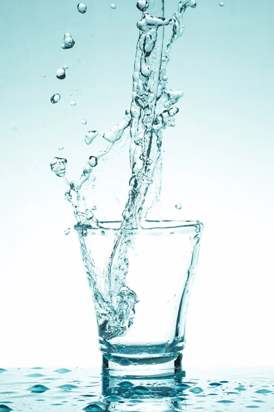 Wasserspritzer in Gläsern isoliert auf weiß — Stockfoto