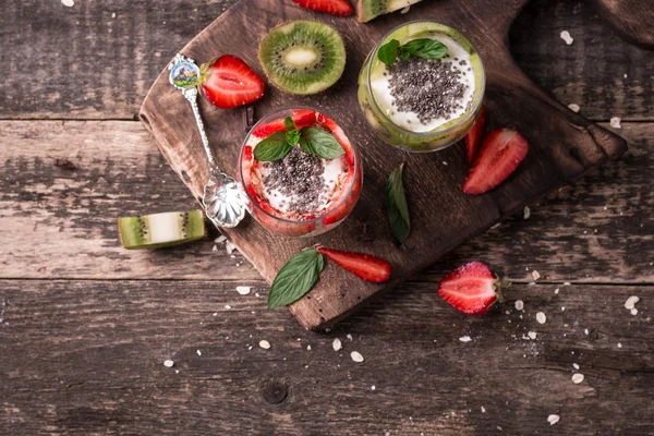 Desayuno saludable o merienda matutina con semillas de chía granola, fresas y kiwi, comida vegetariana, dieta y concepto de salud —  Fotos de Stock