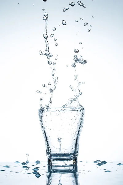 Wasserspritzer in Gläsern isoliert auf weiß — Stockfoto