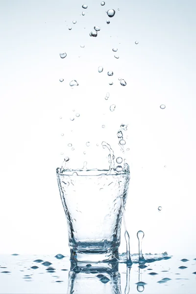 Wasserspritzer in Gläsern isoliert auf weiß — Stockfoto