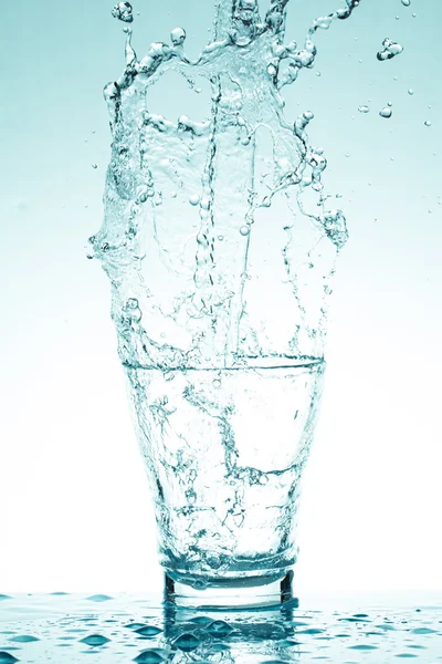 Wasserspritzer in Gläsern isoliert auf weiß — Stockfoto