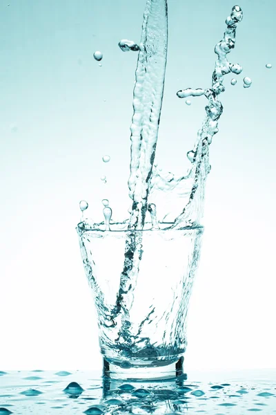 Брызги воды в стаканах изолированы на белом — стоковое фото