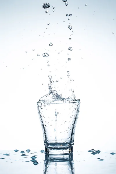 Wasserspritzer in Gläsern isoliert auf weiß — Stockfoto