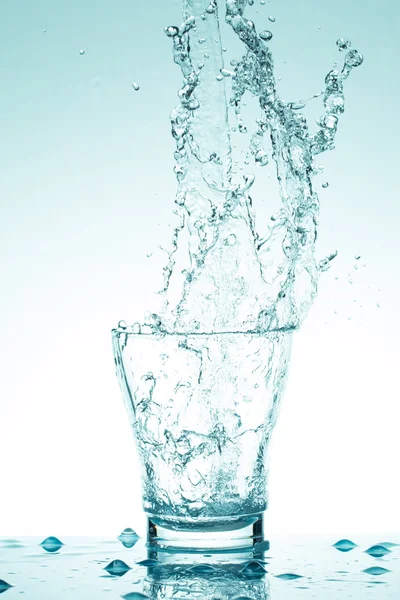 Salpicadura de agua en vasos aislados en blanco —  Fotos de Stock