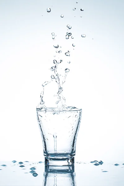 Water splash in glazen geïsoleerd op wit — Stockfoto
