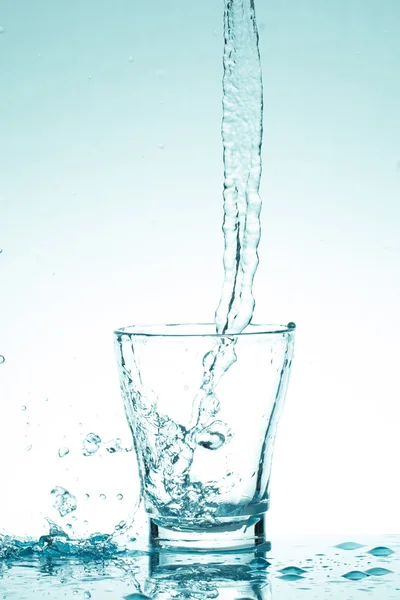 Salpicos de água em copos isolados em branco — Fotografia de Stock