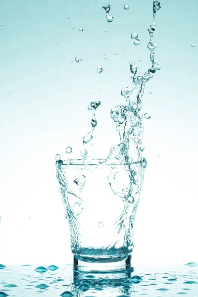 Wasserspritzer in Gläsern isoliert auf weiß — Stockfoto