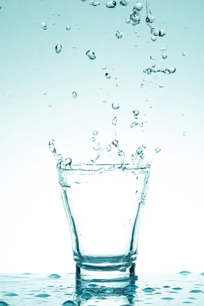Сплеск води в окулярах ізольовані на білому — стокове фото