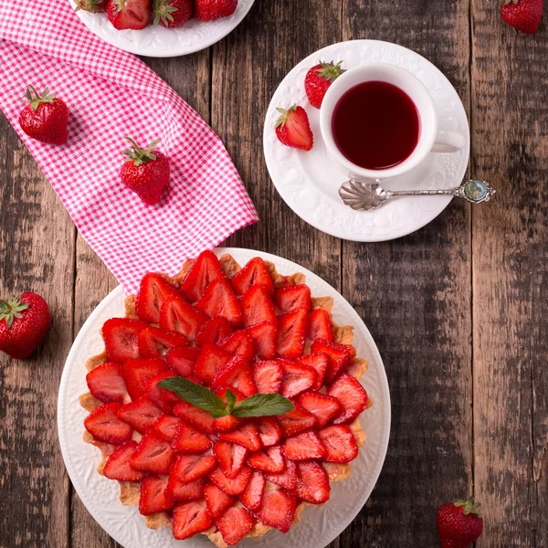 Tarta con fresas y crema batida sobre mesa vintage de madera — Foto de Stock