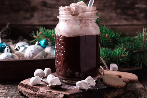 Chocolate quente com marshmallows e biscoitos na mesa preta, conceito de Natal — Fotografia de Stock