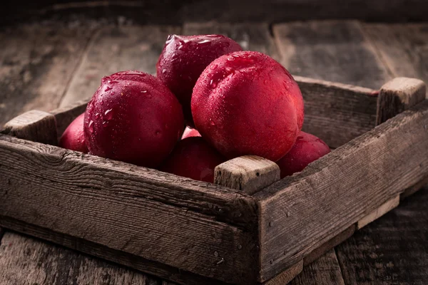 Nectarines mûres fraîches sucrées sur table en bois — Photo