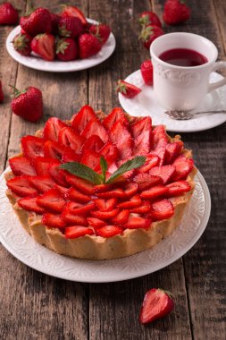 Çilek ve krema ahşap antika tablo ile tart