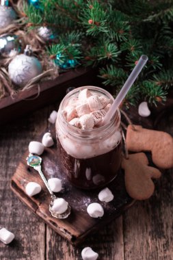 sıcak çikolata şekerleme ve Çerezler siyah masada Noel kavramı ile