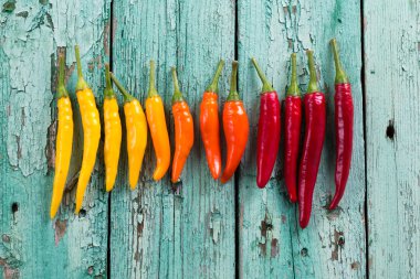 biber, eski ahşap arka plan üzerinde pek çok canlı renkler