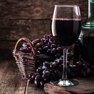 Kırmızı şarap, üzüm ahşap zemin ile servis