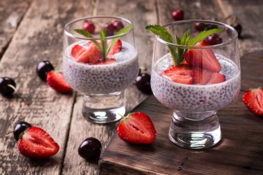 Chia tohum pudingi çilek ve ahşap antika arka plan üzerinde min