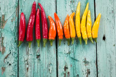 biber, eski ahşap arka plan üzerinde pek çok canlı renkler