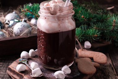 sıcak çikolata şekerleme ve Çerezler siyah masada Noel kavramı ile