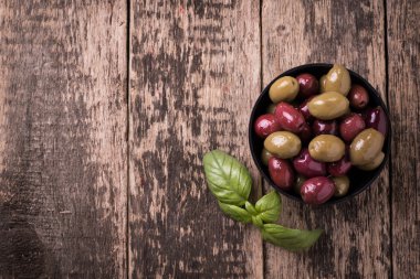 Fesleğen ile ahşap karanlık tabloda zeytin