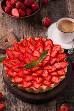 Çilek ve krema ahşap antika tablo ile tart