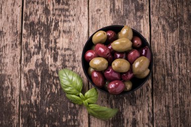 Fesleğen ile ahşap karanlık tabloda zeytin