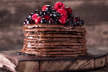 berry meyve ve ballı çikolatalı krep