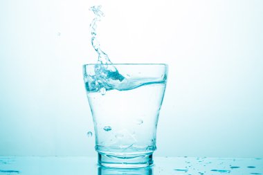 su sıçrama üzerinde beyaz izole gözlük