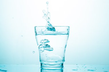 su sıçrama üzerinde beyaz izole gözlük