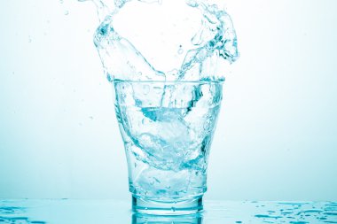 su sıçrama üzerinde beyaz izole gözlük