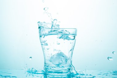 su sıçrama üzerinde beyaz izole gözlük