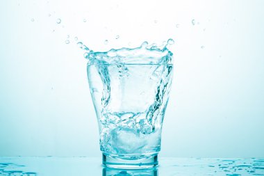 su sıçrama üzerinde beyaz izole gözlük