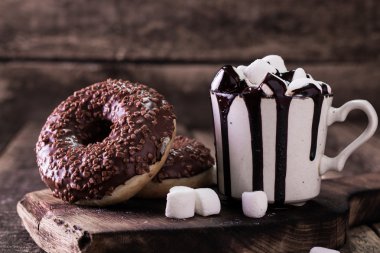 çörek ve kahve ile ahşap bir masa üzerinde çikolata