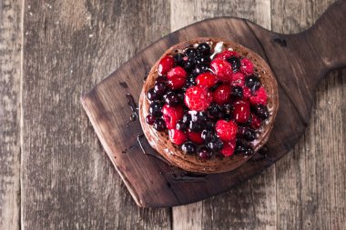 berry meyve ve ballı çikolatalı krep