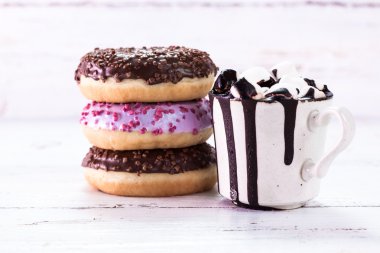 çörek ve kahve ile ahşap bir masa üzerinde çikolata