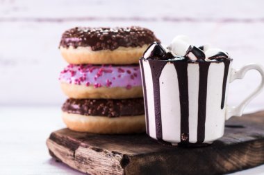 çörek ve kahve ile ahşap bir masa üzerinde çikolata