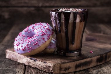 çörek ve kahve ile ahşap bir masa üzerinde çikolata