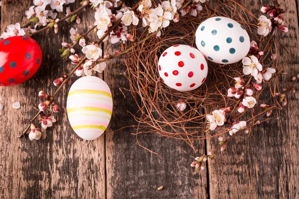 Concetto di Pasqua con uova colorate su sfondo di legno — Foto Stock