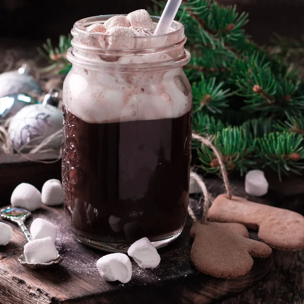 Горячий шоколад с зефиром и печеньем на черном столе, рождественская концепция — стоковое фото