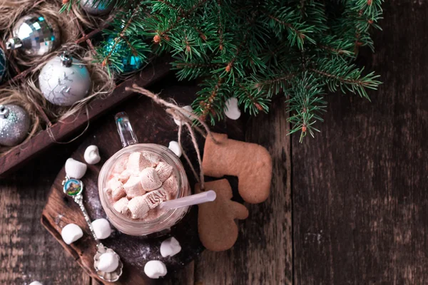 Горячий шоколад с зефиром и печеньем на черном столе, рождественская концепция — стоковое фото