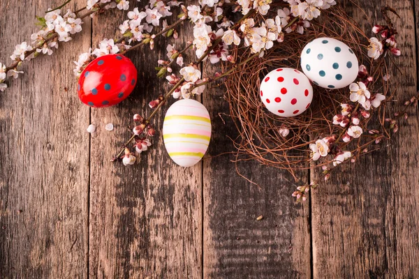 Concetto di Pasqua con uova colorate su sfondo di legno — Foto Stock