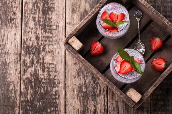 Budino di semi di chia con fragole e min su fondo vintage in legno — Foto Stock