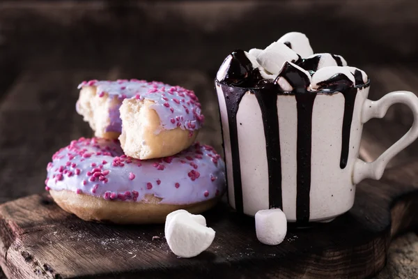 çörek ve kahve ile ahşap bir masa üzerinde çikolata