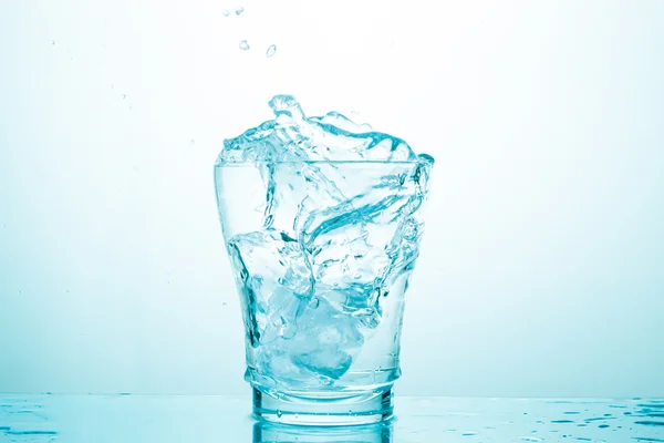 Wasserspritzer in Gläsern isoliert auf weiß — Stockfoto