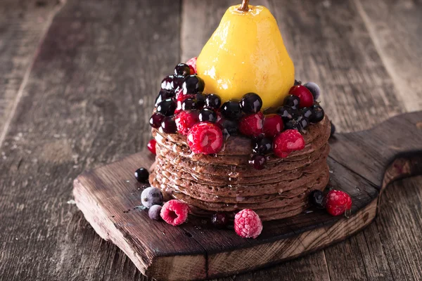 베리 과일과 꿀과 초콜릿 팬케이크 — 스톡 사진