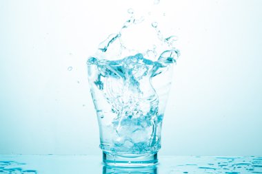 su sıçrama üzerinde beyaz izole gözlük