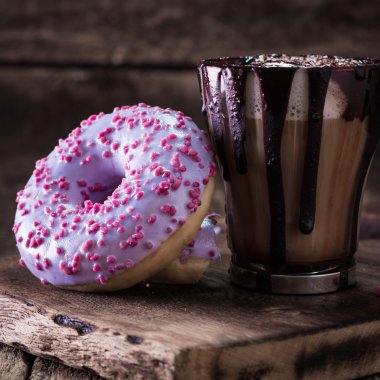 çörek ve kahve ile ahşap bir masa üzerinde çikolata